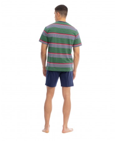 Modelo masculino de espaldas vistiendo un pijama corto y fresco para el verano de la marca Lohe en color verde