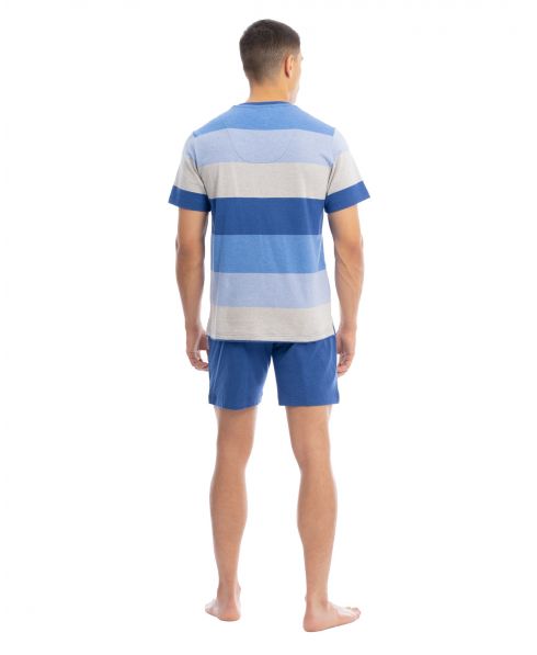 Modelo de espaldas luce prenda de dormir corta para verano en tonos y rayas azules
