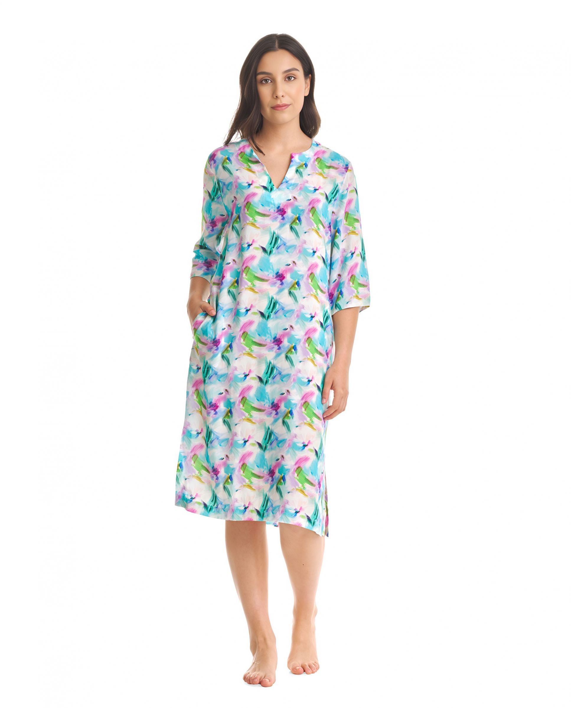 Short beach dress with short sleeves. V-neck and colourful floral print.