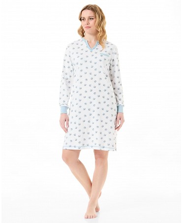 Woman with leaf-printed winter nightgown with long sleeves and cuffs