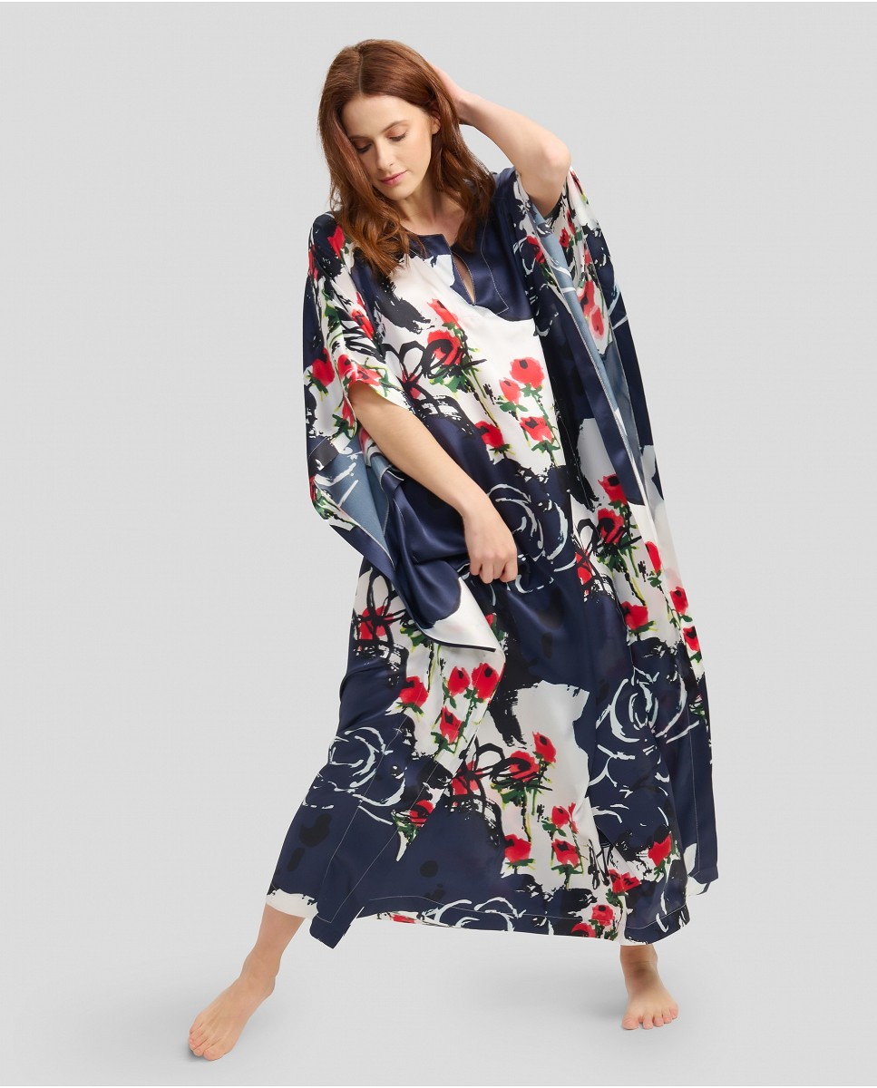 Mujer viste caftan de verano en seda natural estampado