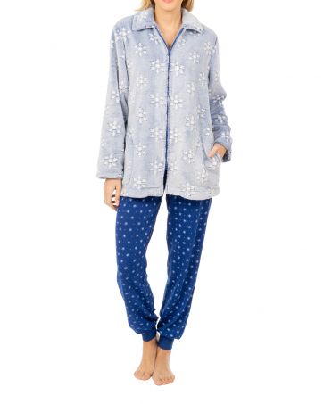 Mujer con conjunto de bata corta flannel de invierno y pijama manga larga azul