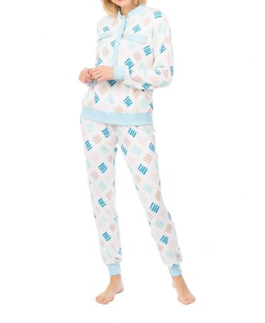 Mujer con pijama largo de invierno de dos piezas con cuello abierto estampado