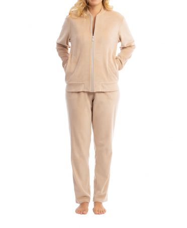 Mujer con pijama largo estilo chándal con cremallera de terciopelo