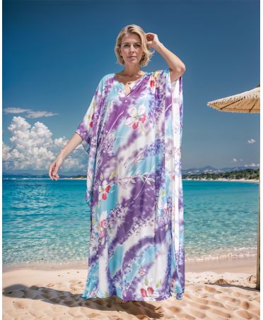 Mujer con caftan de seda ideal para la playa