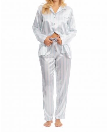 Mujer con pijama largo de de raso estampado con estampado de rayas turquesas y adornos en gris.