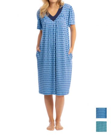 Woman with short-sleeved beach dress with blue oval print