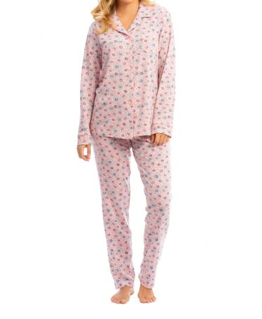 Mujer con pijama largo camisero de flores rosa
