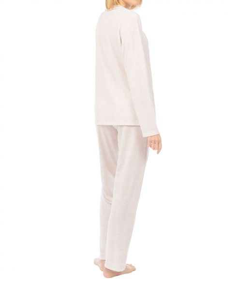 Vista trasera de pijama largo de invierno de topos camel para mujer