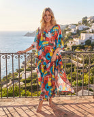Modelo luce kaftan estampado de seda natural estampado con escote redondo y abertura central, manga mariposa al codo y largura total.