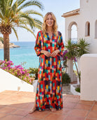 Modelo luce kaftan de seda estampado geométrico
