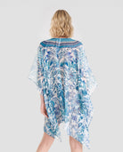 Vista trasera de estampado de kaftán corto de verano de gasa azul y manga mariposa