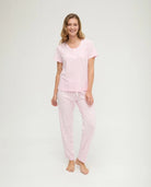 Mujer con pijama largo de verano rosa estampado florecitas