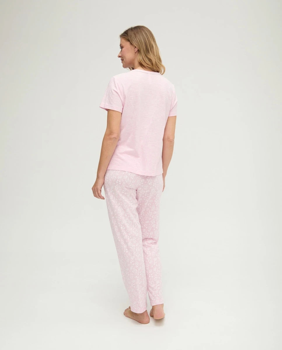 Mujer con pijama largo de verano rosa de espaldas