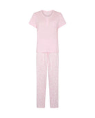 Pijama largo de mujer en punto, con camiseta flamé rosa de manga corta y cuello redondo con botones y pantalón estampado de florecitas blancas.
