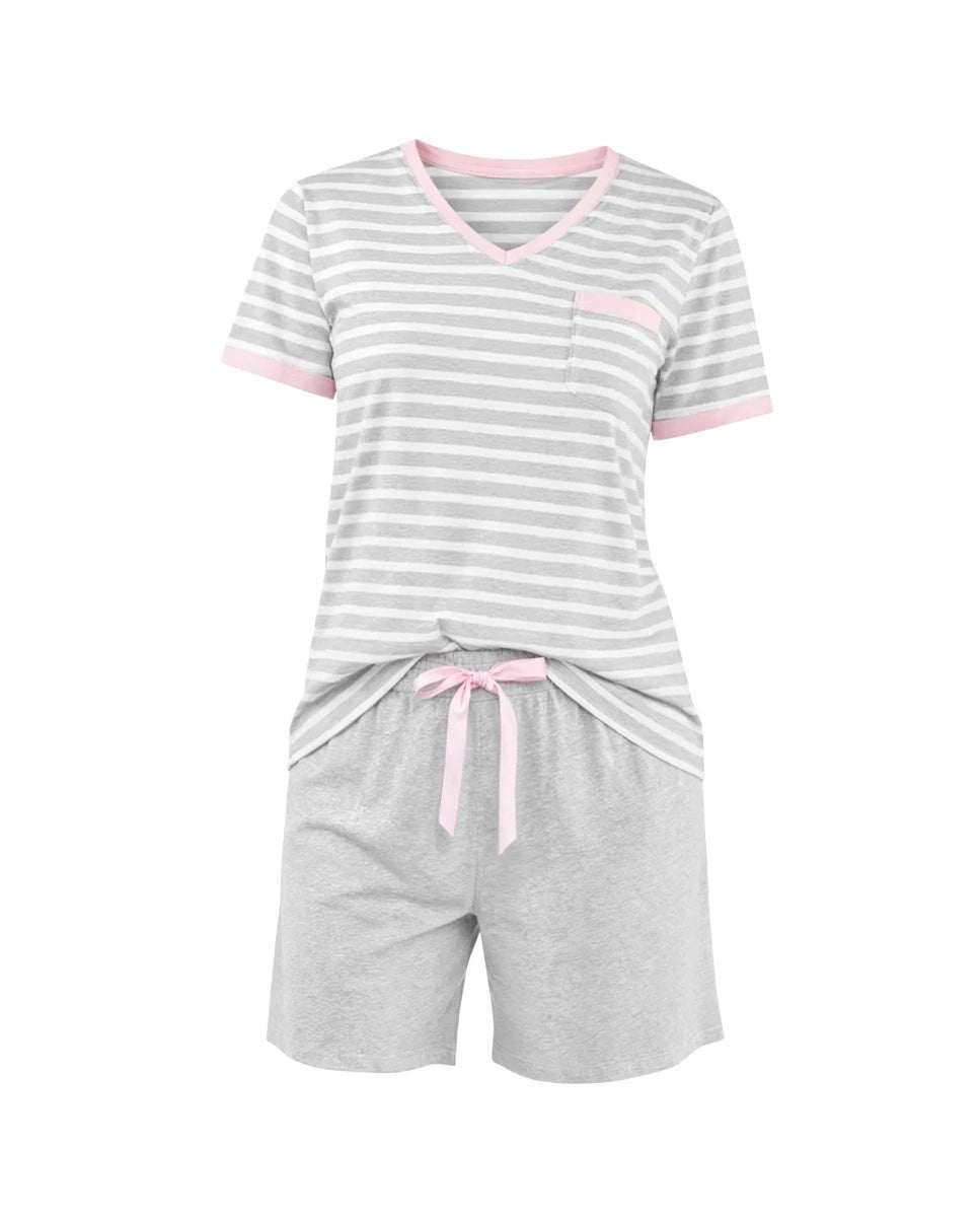 Pijama corto de mujer gris vigoré, top de rayas de manga corta con bies rosa y cuello en pico y bolsillo decorativo . Pantalón corto gris vigoré ajustable con cinta de raso.