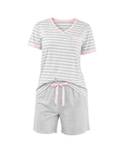 Pijama corto de mujer gris vigoré, top de rayas de manga corta con bies rosa y cuello en pico y bolsillo decorativo . Pantalón corto gris vigoré ajustable con cinta de raso.