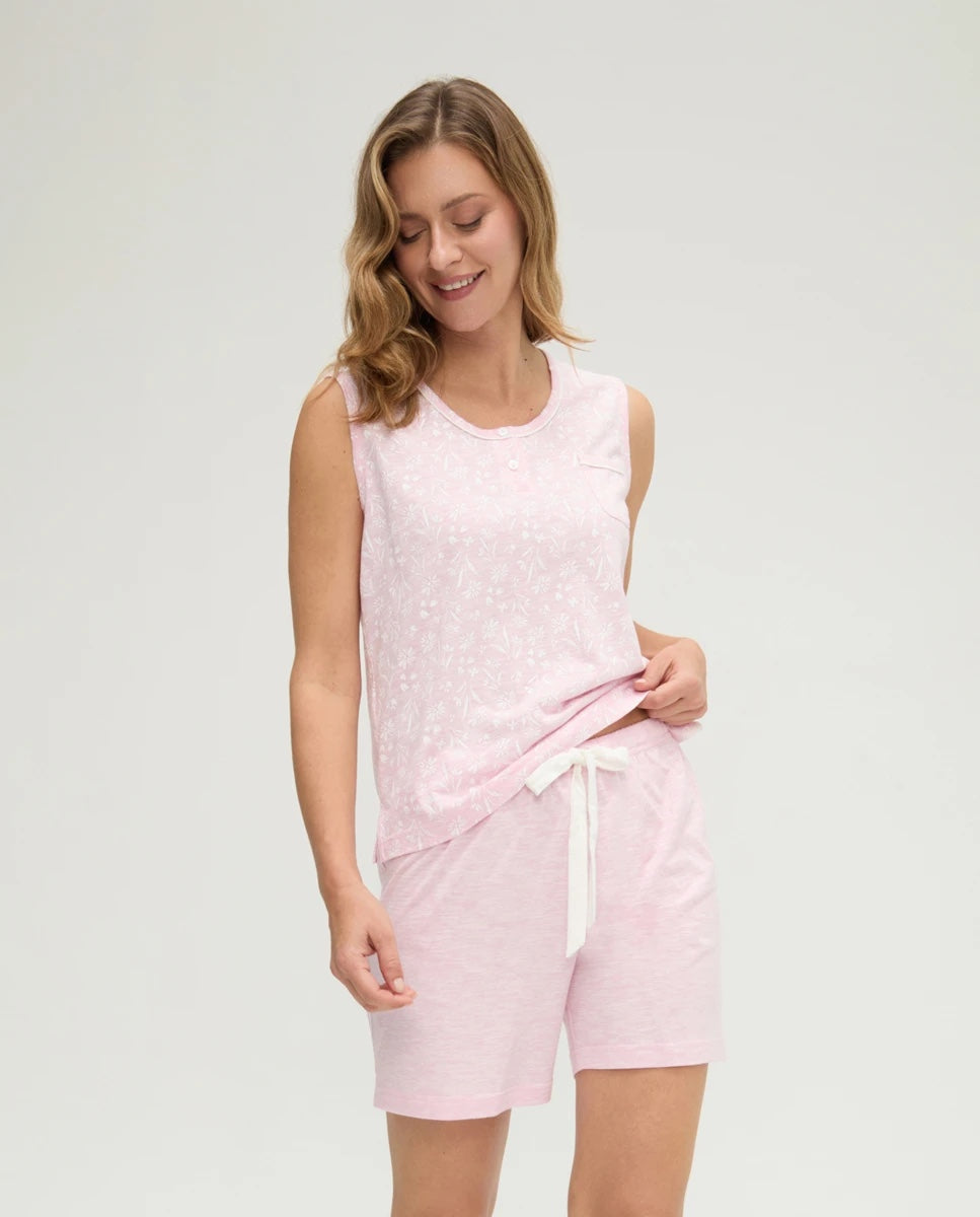 Modelo luce pijama corto de mujer rosa sin mangas estampado con florecitas y cinto rosa marfil