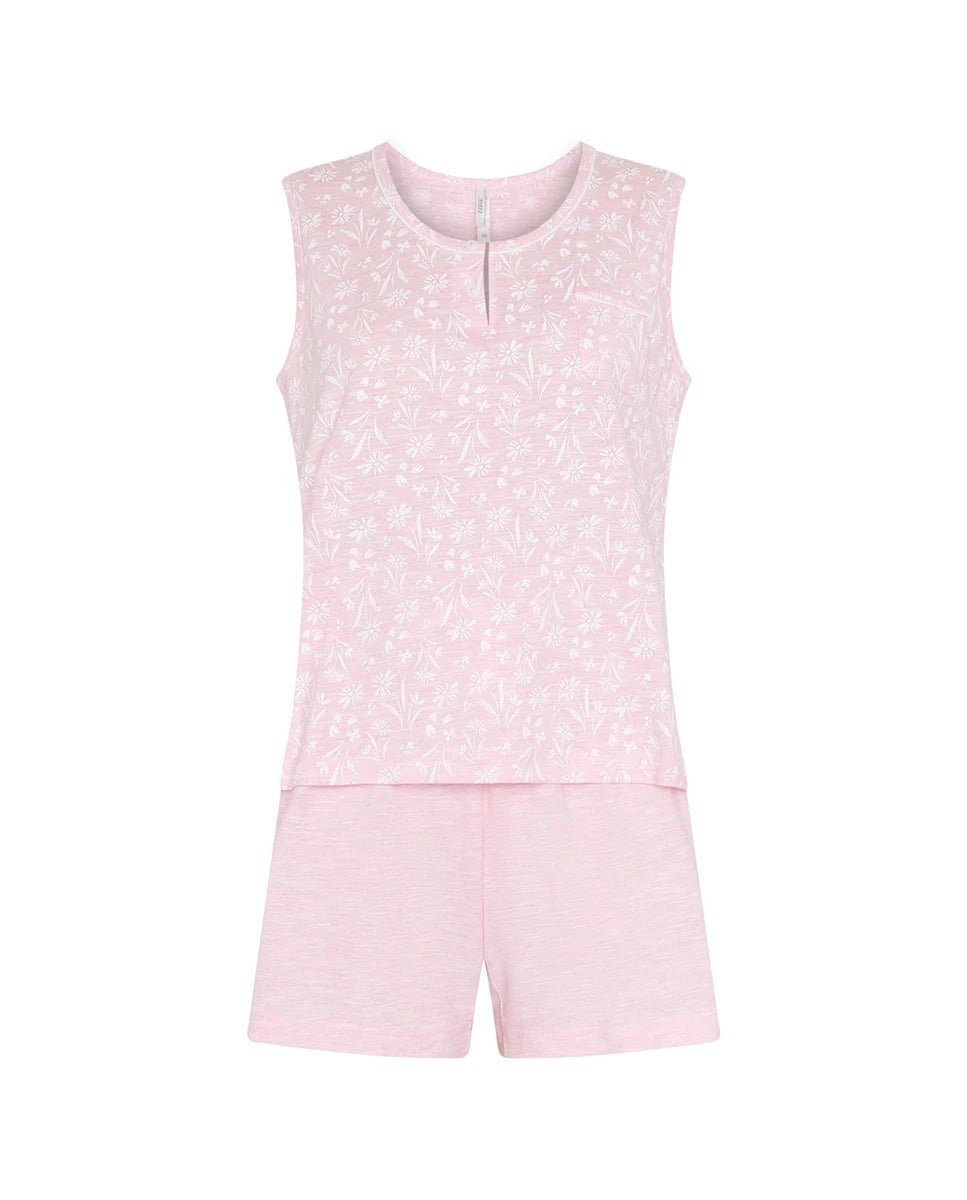 Pijama corto de mujer sin mangas en tejido de punto rosa con florecitas, bolsillo decorativo, cuello redondo con botones y vivo a contraste. Pantalón corto liso rosa ajustable.