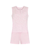 Pijama corto de mujer sin mangas en tejido de punto rosa con florecitas, bolsillo decorativo, cuello redondo con botones y vivo a contraste. Pantalón corto liso rosa ajustable.
