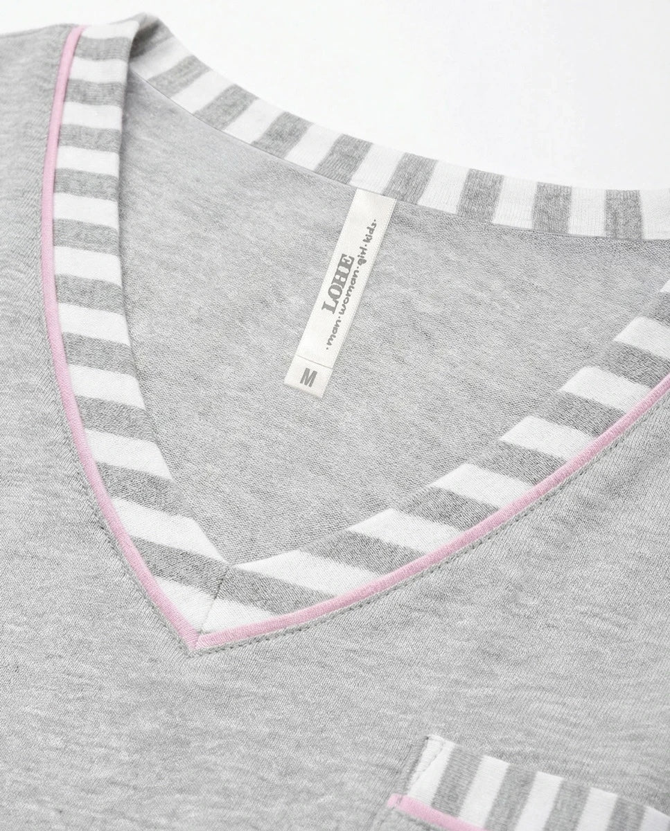 Detalle del cuello pico del pijama sin mangas gris de verano para mujer