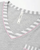 Detalle del cuello pico del pijama sin mangas gris de verano para mujer