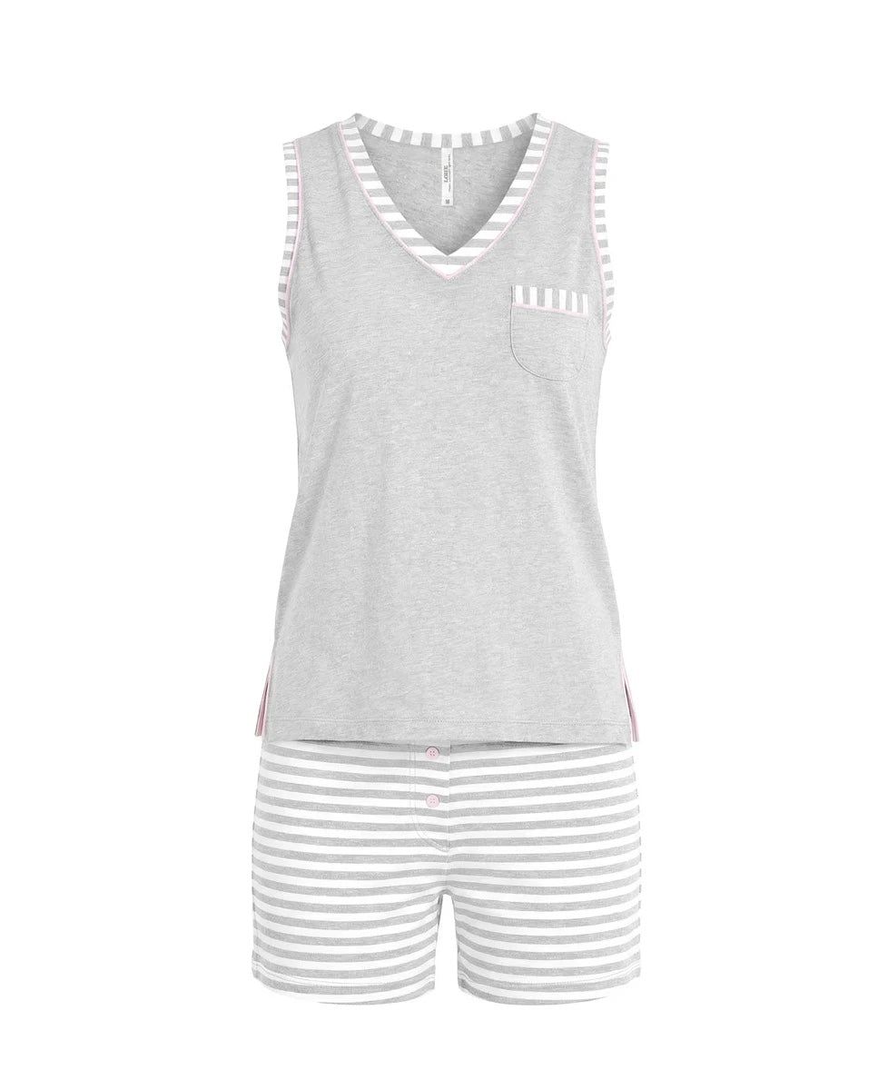 Pijama corto de mujer gris vigoré, top liso sin mangas cuello pico rayas y vivo rosa, bolsillo decorativo. Pantalón corto gris vigoré de rayas.