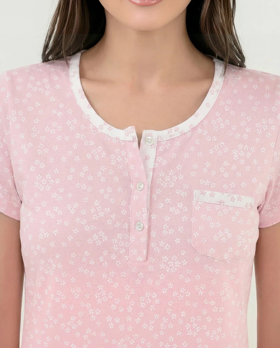 Camisón corto de manga corta rosa con flores blancas