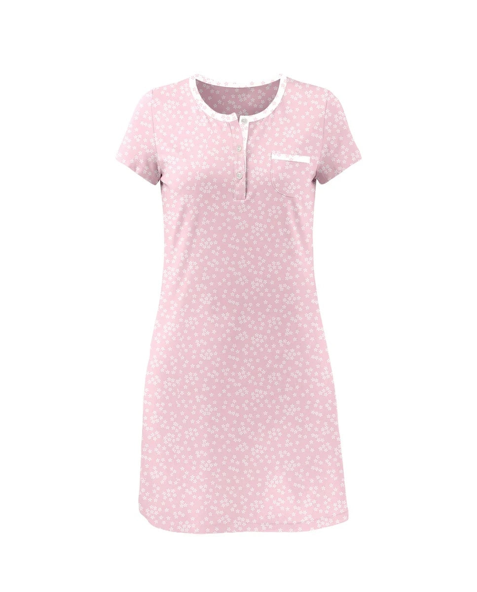 Camisón corto de mujer de punto rosa con florecitas de manga corta cuello redondo abierto con pata y botones y bolsillo decorativo.