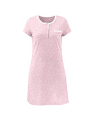 Camisón corto de mujer de punto rosa con florecitas de manga corta cuello redondo abierto con pata y botones y bolsillo decorativo.