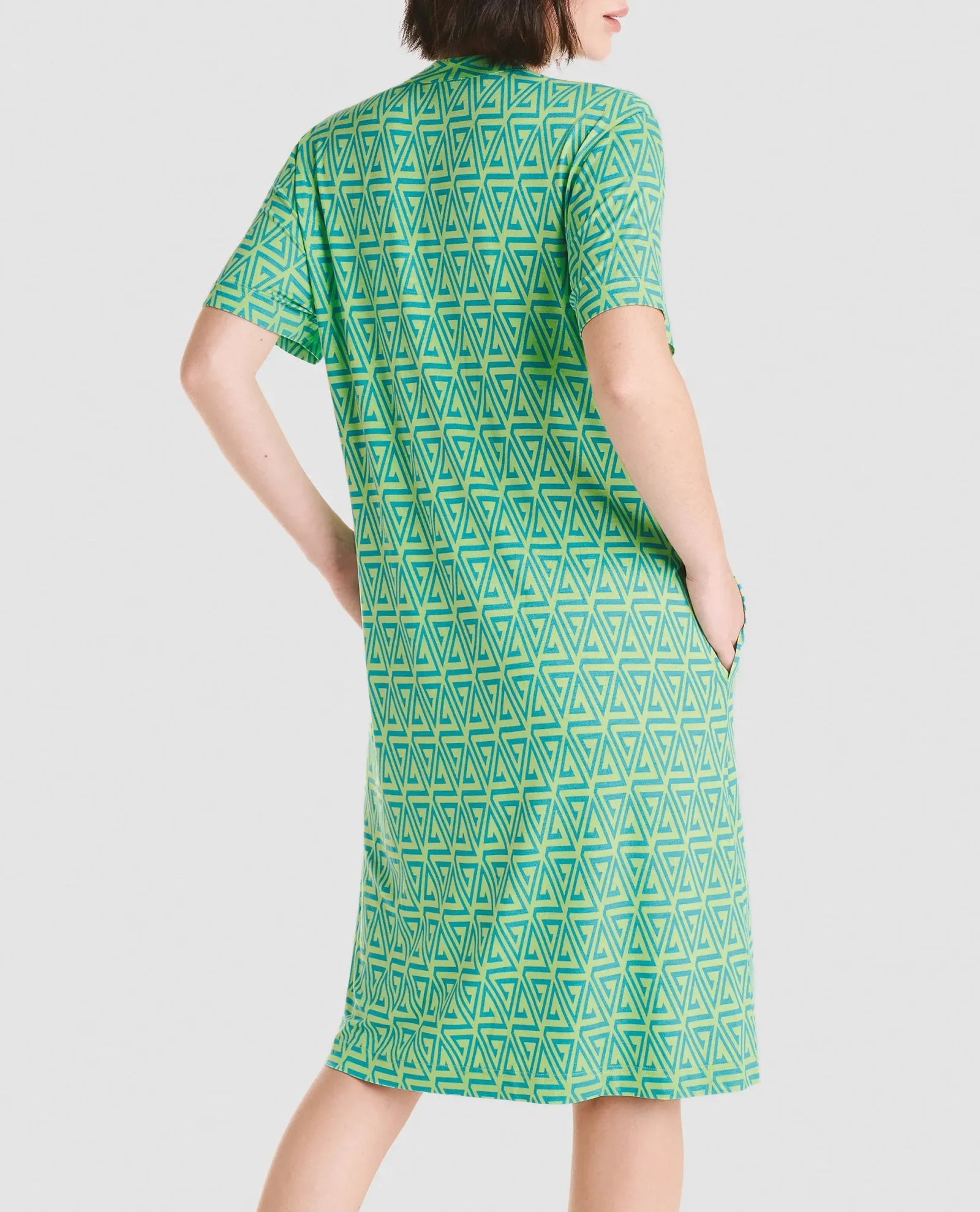 Vista de espalda de vestido de baño veraniego de viscosa verde de manga corta