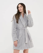 Mujer con bata cruzada corta gris jacquard de cuadros