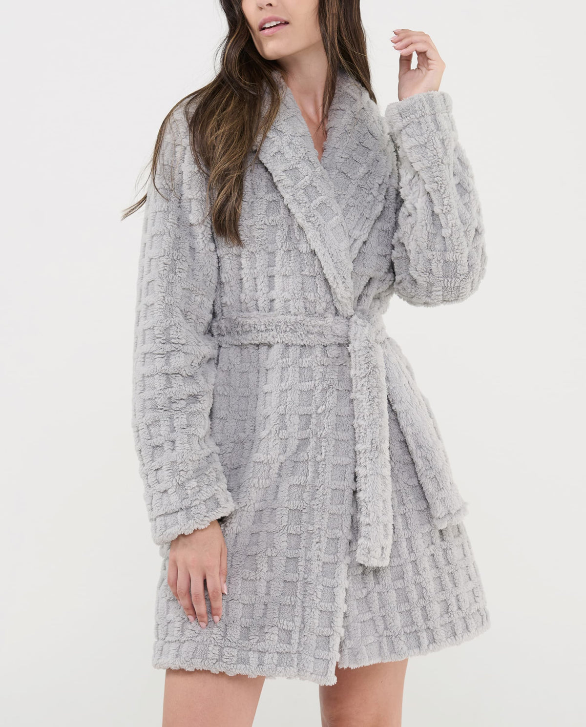Mujer con bata cruzada corta gris jacquard de cuadros