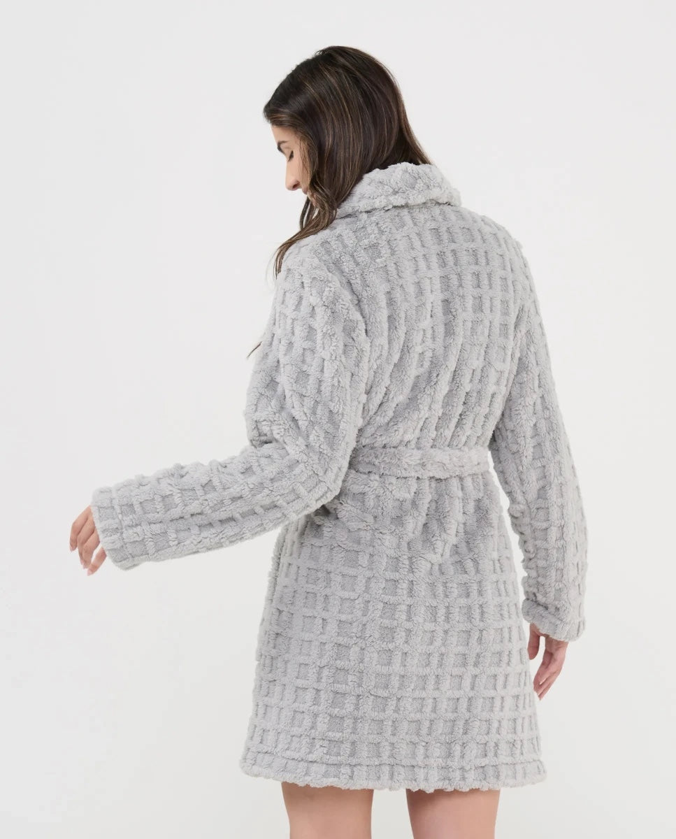 Vista trasera mujer con bata corta gris jacquard cuadros