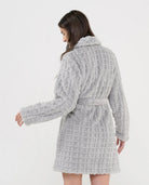 Vista trasera mujer con bata corta gris jacquard cuadros