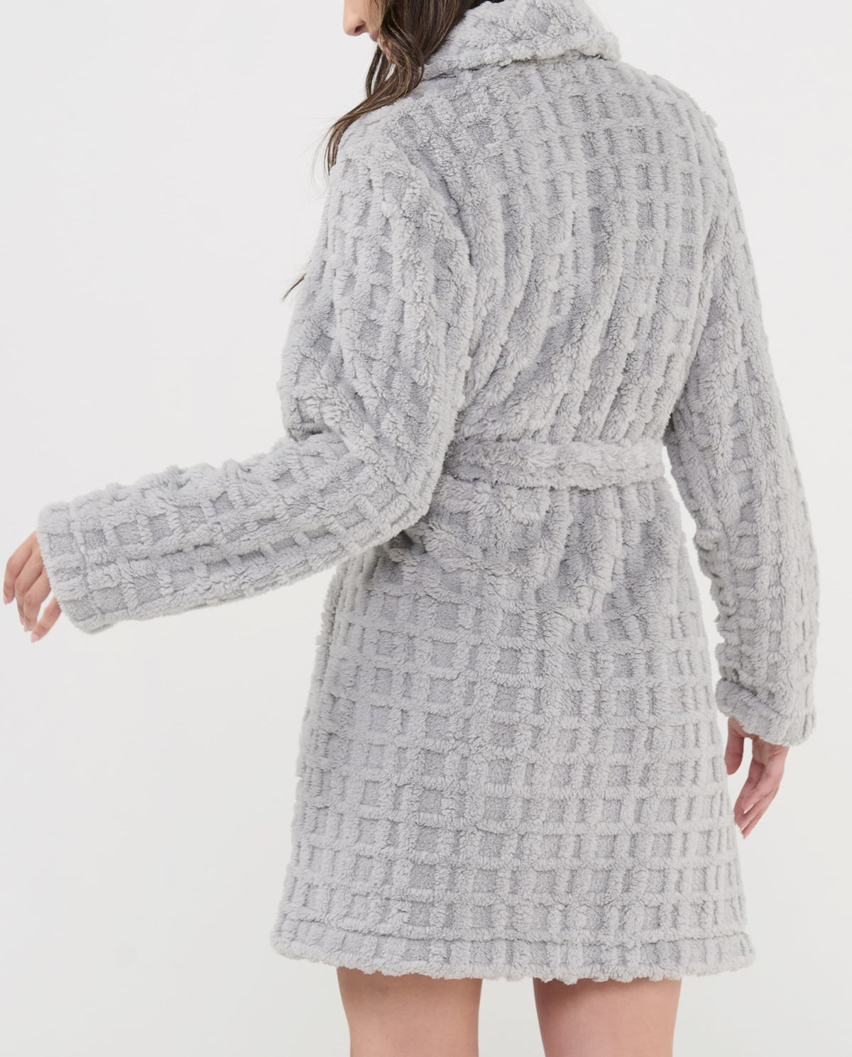 Vista trasera mujer con bata corta gris jacquard cuadros