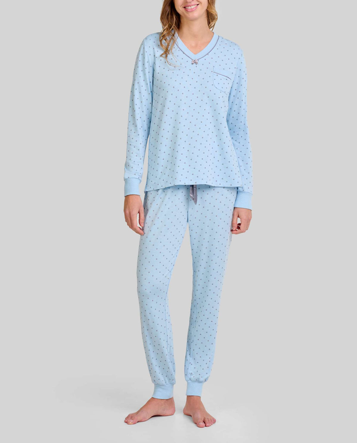Mujer con pijama de invierno vigoré celeste a topos cuello pico