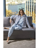 Modelo luce pijama vigoré celeste a topos con bata corta a conjunto