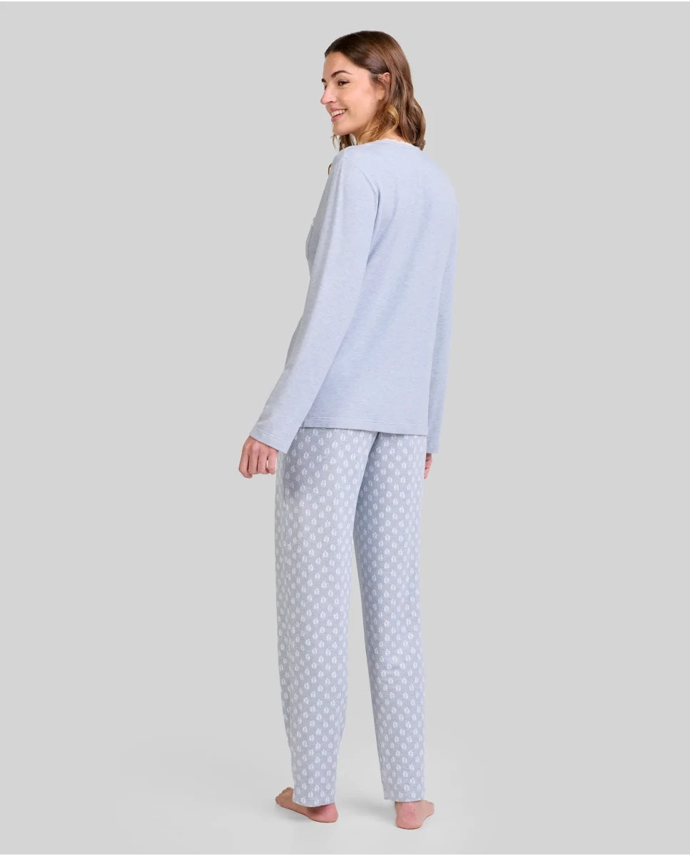 Vista trasera de mujer con pijama largo azul de manga larga azul