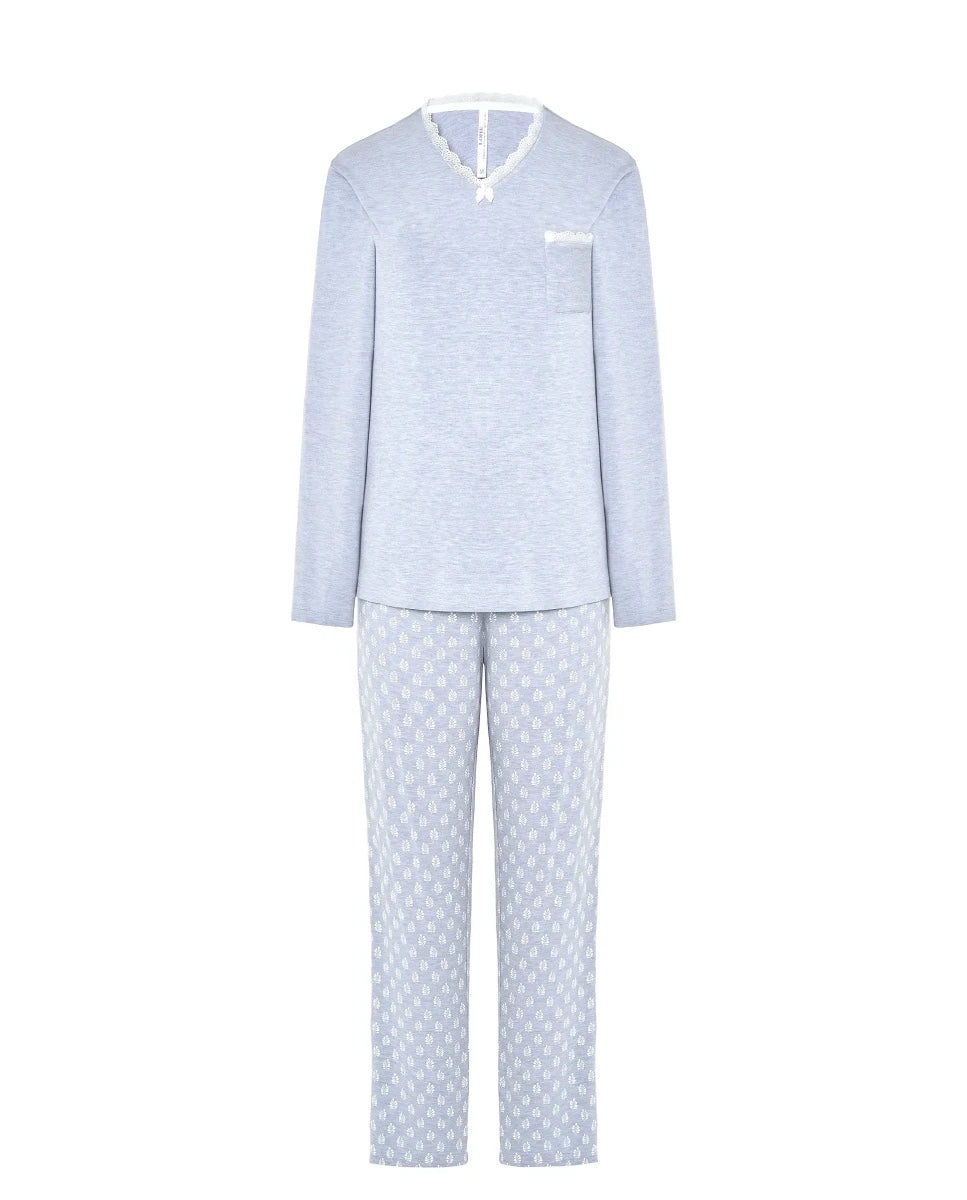 Pijama de mujer largo azul acero con cuello pico, puntilla y lacito y pantalón estampado de hojas a tono