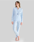 Mujer luce pijama largo de invierno celeste con florecitas