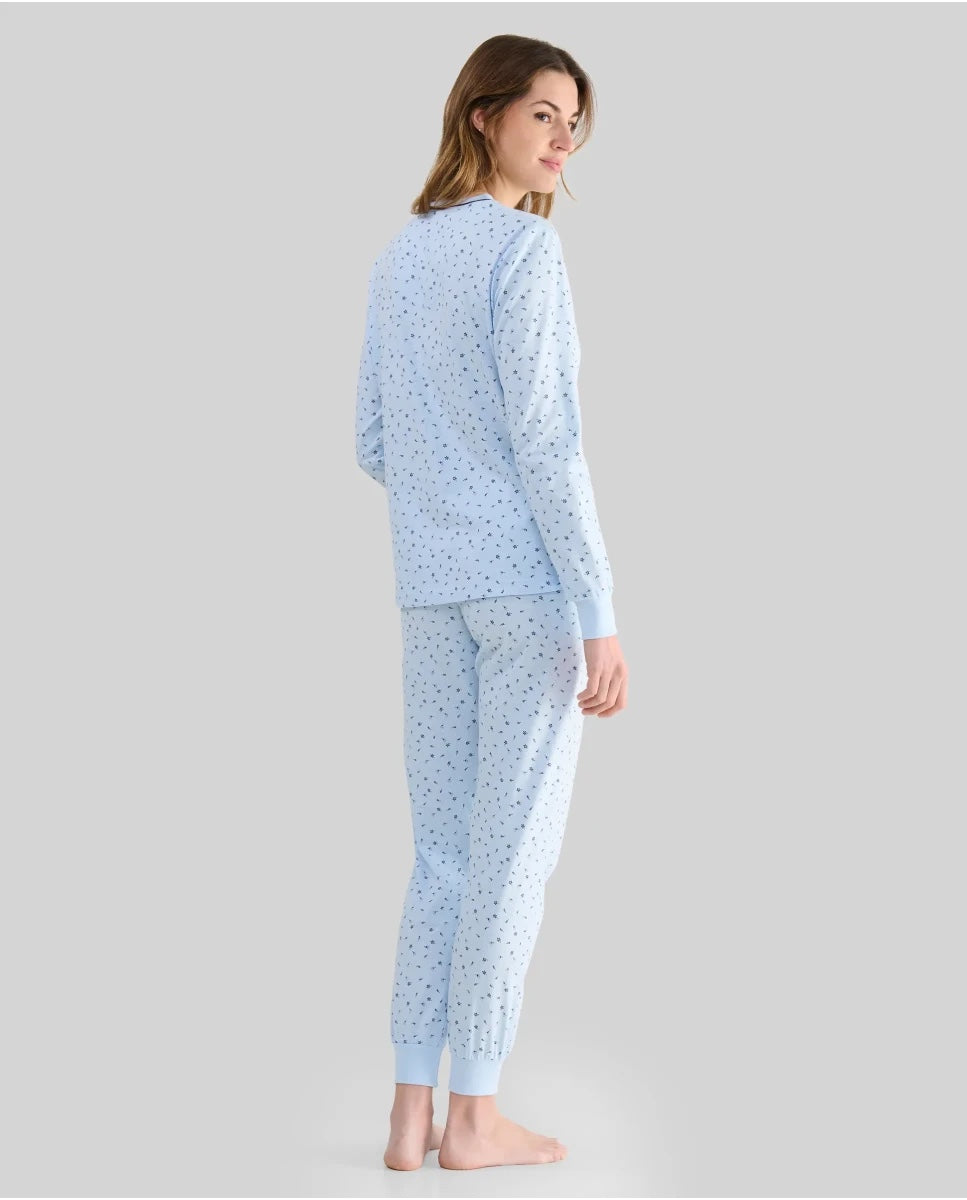 Mujer con pijama largo celeste estampado vista de espaldas