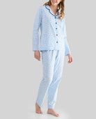 Mujer con pijama camisero de invierno celeste con estampado de florecitas
