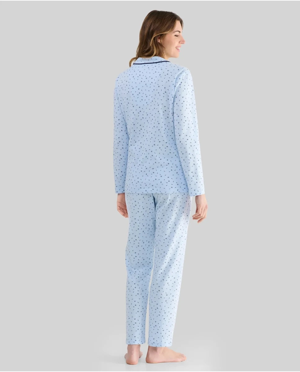 Vista trasera mujer con pijama largo  celeste estampado florecitas