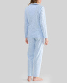 Vista trasera mujer con pijama largo  celeste estampado florecitas