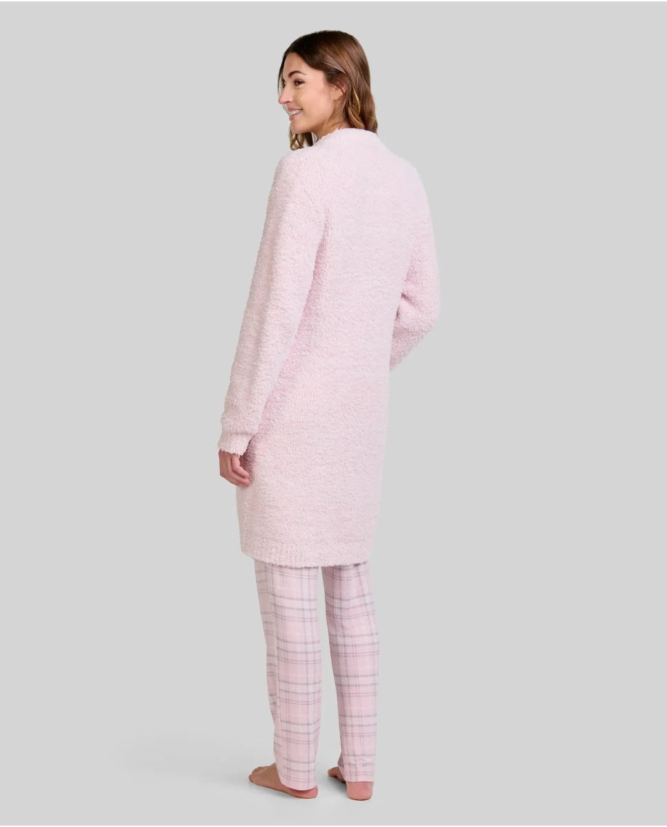 Vista trasera de mujer con bata larga de invierno rosa con bolsillos