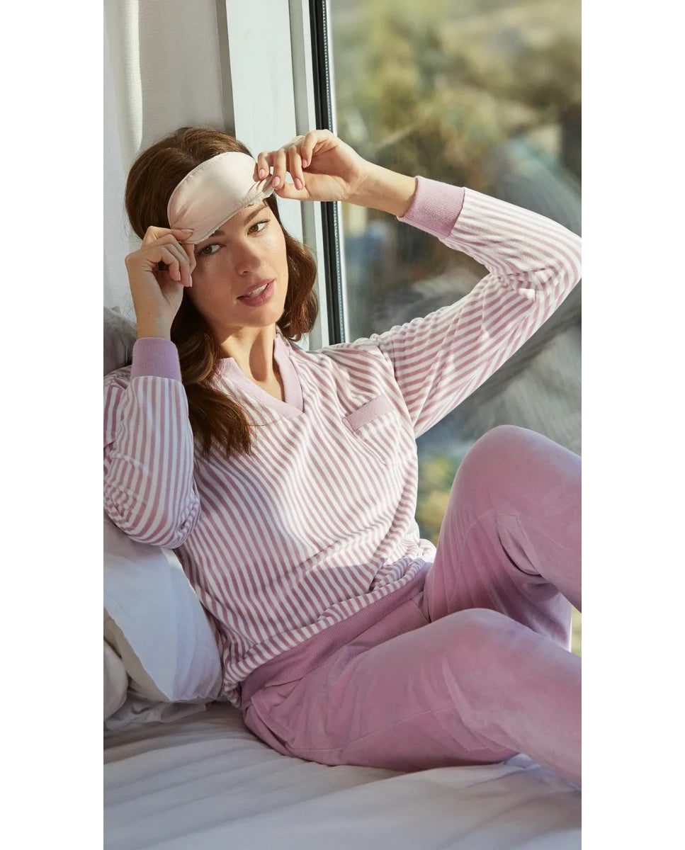 Modelo luce cómodo pijama micropolar rayas rosas