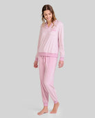 Mujer con pijama de invierno en suave tejido micropolar de rayas con escote y aberturas elásticas, manga larga y pantalón largo.