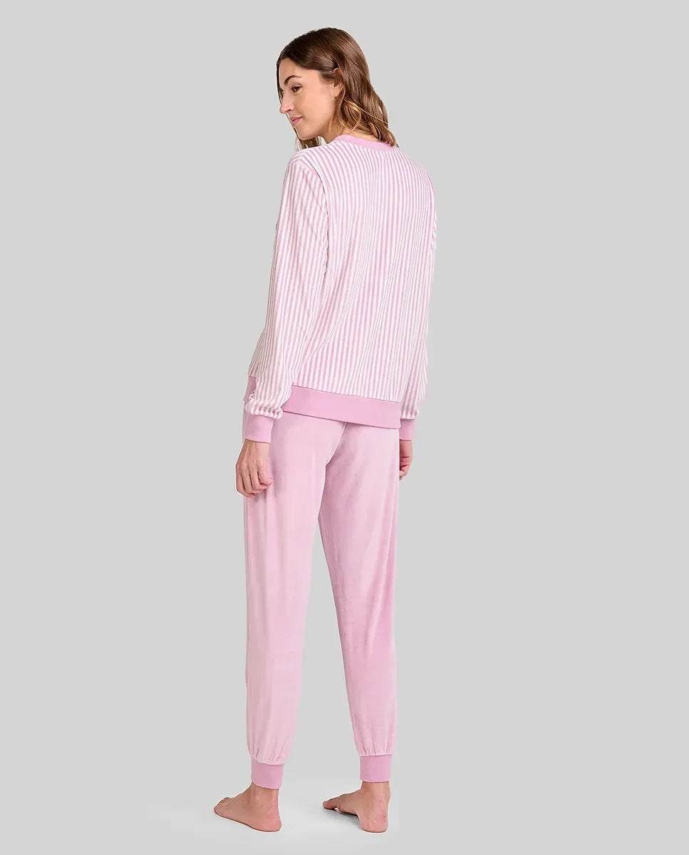Vista trasera mujer con pijama de invierno de manga larga a rayas rosas