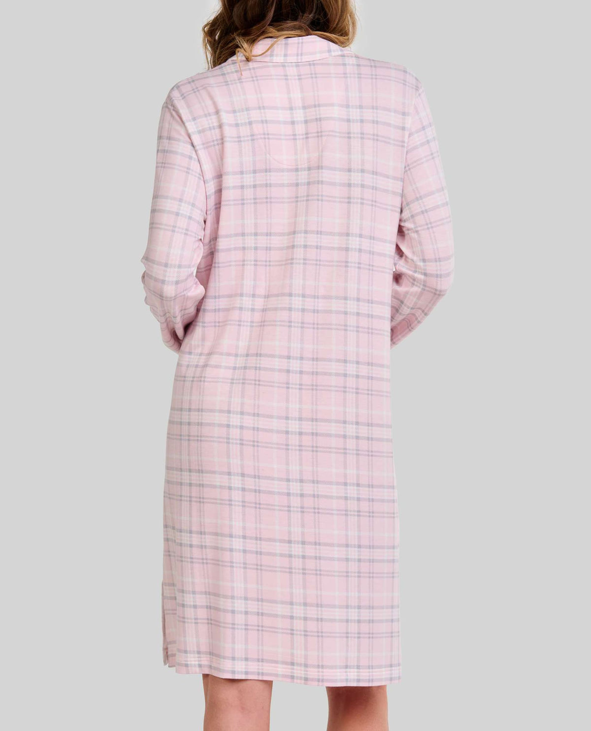 Vista trasera del camisón de invierno  rosa a cuadros